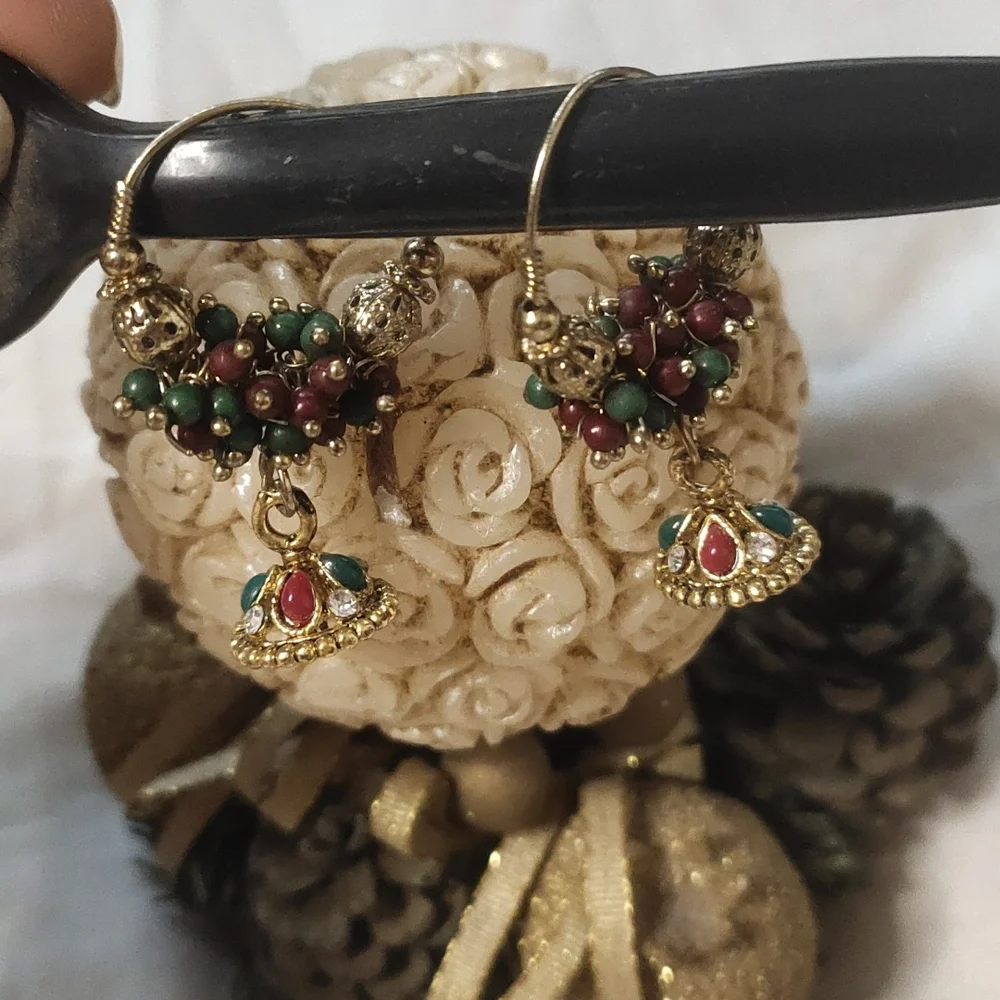 Beautiful earings hoop with multicolored small pearl - Picture 3 of 4